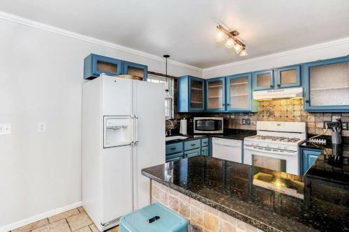 Wow! Spacious Retreat & Amazing Yard 2400+4bd/3bth