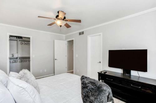 Wow! Spacious Retreat & Amazing Yard 2400+4bd/3bth