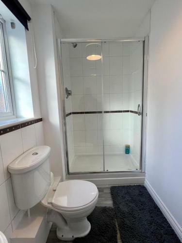 Lovely 2 Bedroom Apartment, 2 Bathrooms Parking