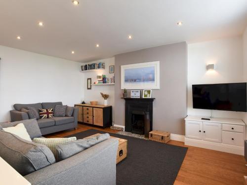 Pass The Keys Modern Seafront Apartment With Great Views Sleeps 4