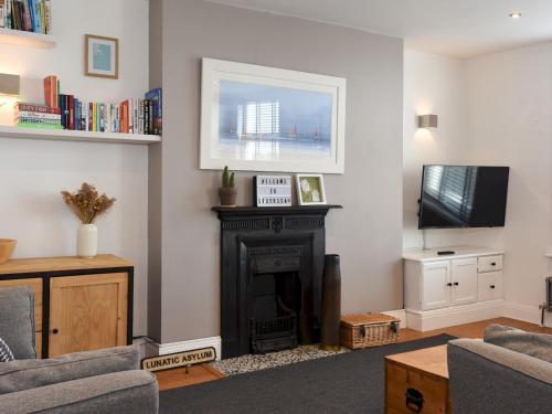 Pass The Keys Modern Seafront Apartment With Great Views Sleeps 4