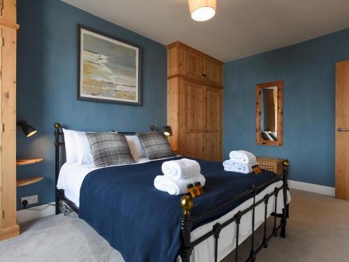 Pass The Keys Modern Seafront Apartment With Great Views Sleeps 4