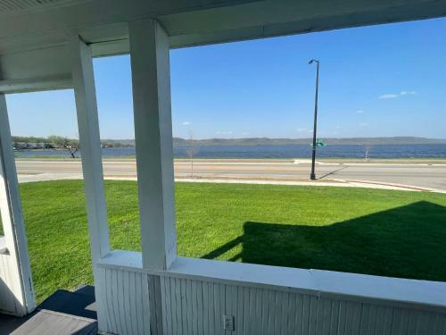 3 Bedroom House With Lake Pepin Views With Access To Shared Pool