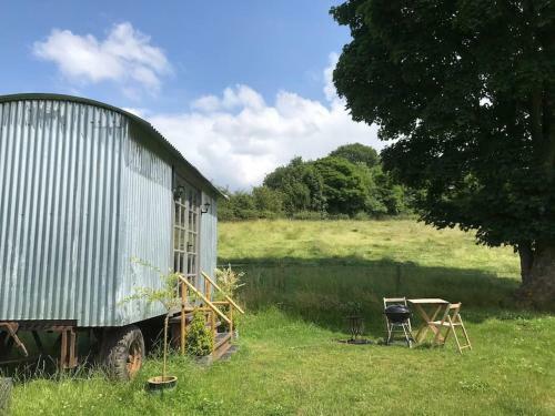 Meadow View Shepherd's Hut And Hot Tub