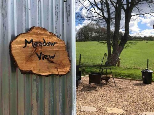 Meadow View Shepherd's Hut And Hot Tub