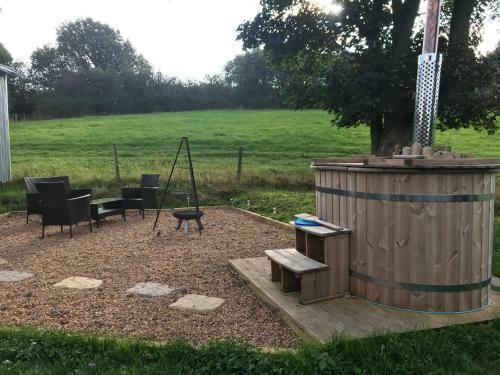 Meadow View Shepherd's Hut And Hot Tub