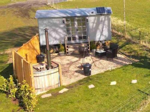 Meadow View Shepherd's Hut And Hot Tub