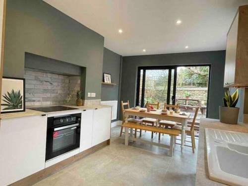 Bright & Spacious Edwardian Townhouse With Garden