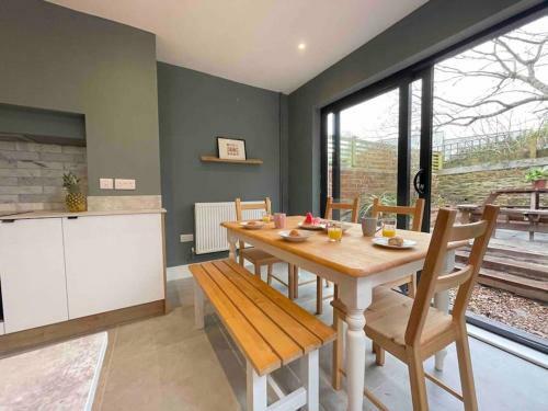 Bright & Spacious Edwardian Townhouse With Garden