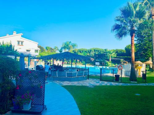 Luxurious 2 Bed Apartment With Amazing Beach Views