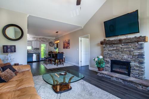 Travelers Paradise W Community Pool Grill