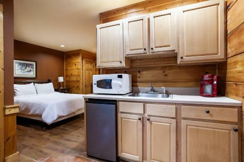 Big Bear Cabin Hot Tub Community Amenities
