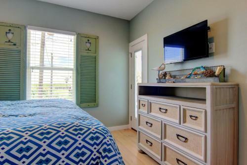 Ov4 4br House On Stilts, Near Beach, Shared Pool, Balcony Overlooking Private Complex Pond