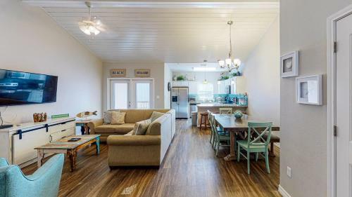 Villa Bc403 Fabulous Townhome With Beach Decor, Shared Heated Pool, Garage Access