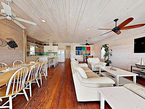 Ov37 Beach House On Stilts Located Near The Beach, Shared Pool