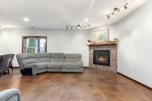 Villa Stunning Former Winery With Pool And Mtn Views!