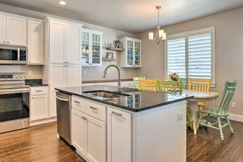 Lovely Cheyenne Home With Fireplace And Grill!