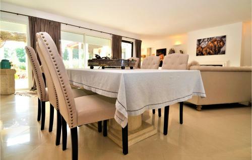 Amazing Home In Tarascon With 3 Bedrooms