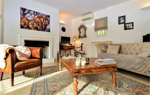 Amazing Home In Tarascon With 3 Bedrooms