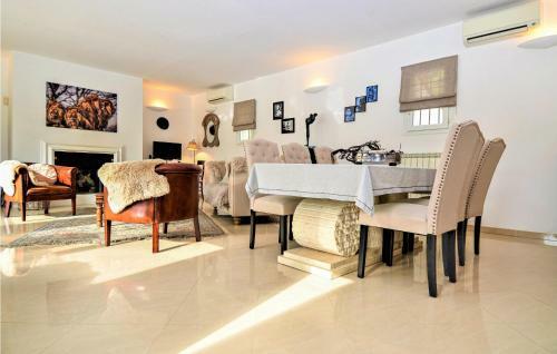 Amazing Home In Tarascon With 3 Bedrooms