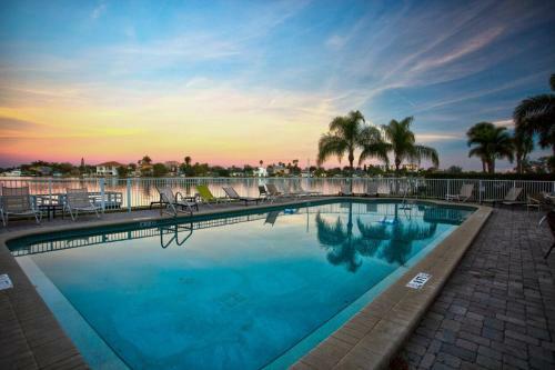 210 - Palms Of Treasure Island