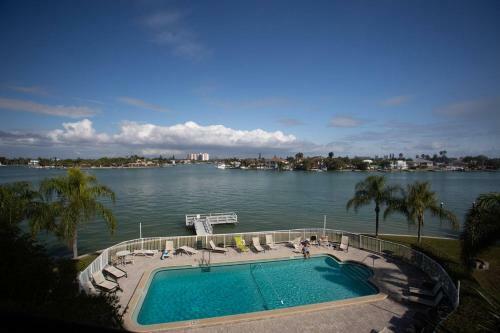 210 - Palms Of Treasure Island