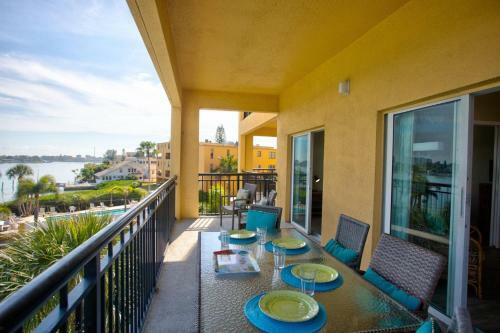 210 - Palms Of Treasure Island