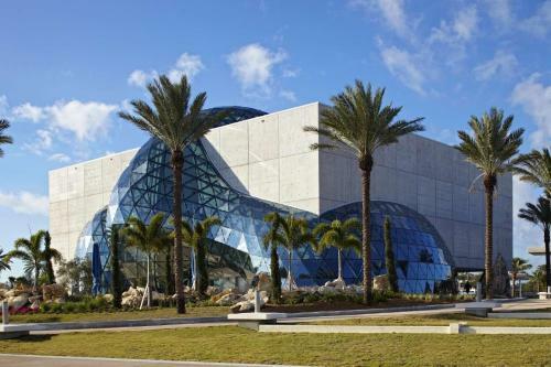 210 - Palms Of Treasure Island