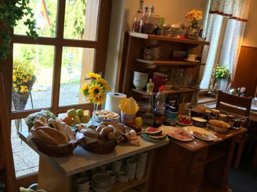 Hostal Pension A Restaurant Karol�na
