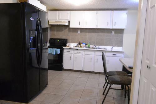 Apartamento Entire 2-bedroom Basement Suite With Kitchen