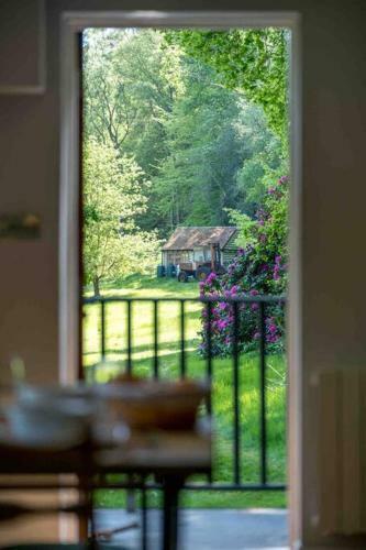 Idyllic Guest Cabin In The Hampshire Woods