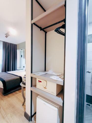 Leons Hotel