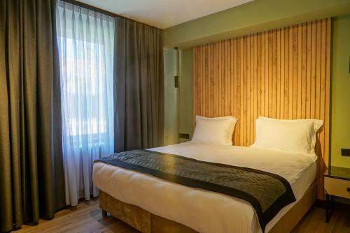 Leons Hotel