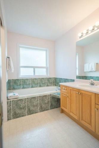 Cozystay Cheerful Home In Kelowna