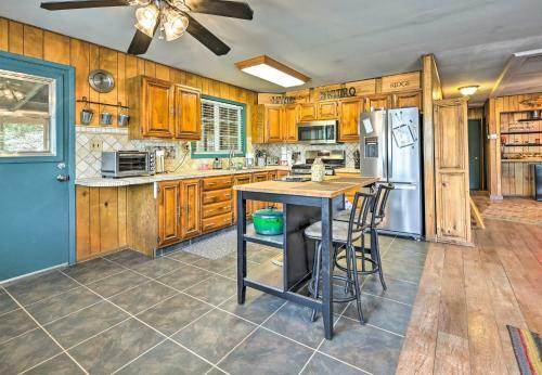 Family-friendly Pine Cabin With Yard And Grill!