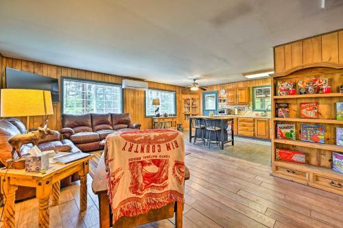 Family-friendly Pine Cabin With Yard And Grill!