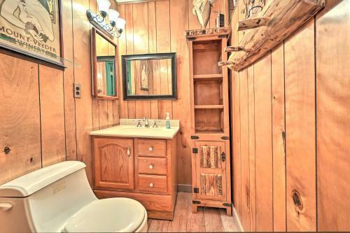 Family-friendly Pine Cabin With Yard And Grill!