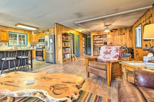 Family-friendly Pine Cabin With Yard And Grill!