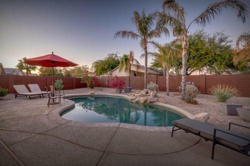 Phoenix Gem With Sparkling Heated Pool And Newly Remodeled! Home
