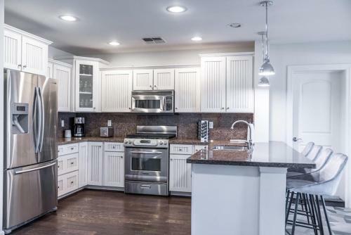 Luxury Home On Windsor -near Old Town- Heated Pool