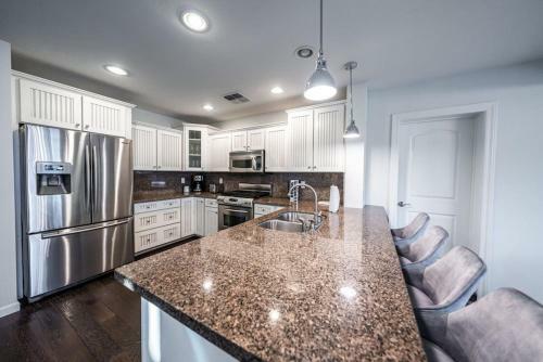 Luxury Home On Windsor -near Old Town- Heated Pool