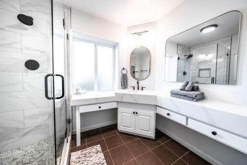 Luxury Home On Windsor -near Old Town- Heated Pool
