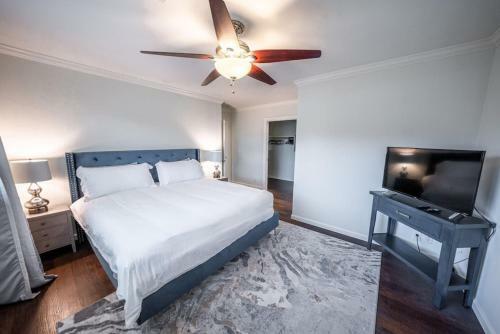 Luxury Home On Windsor -near Old Town- Heated Pool