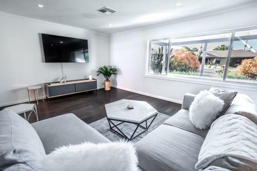Luxury Home On Windsor -near Old Town- Heated Pool