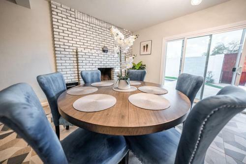 Luxury Home On Windsor -near Old Town- Heated Pool