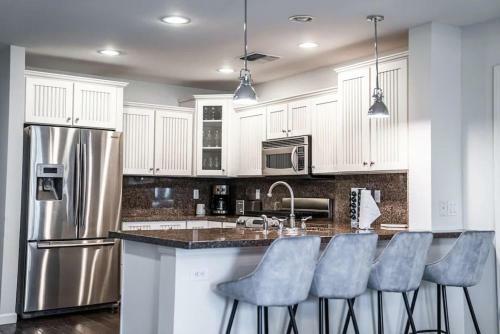 Luxury Home On Windsor -near Old Town- Heated Pool
