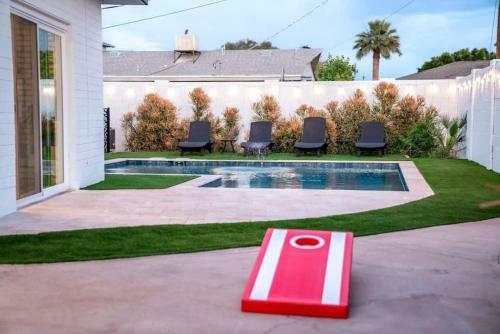 Luxury Home On Windsor -near Old Town- Heated Pool