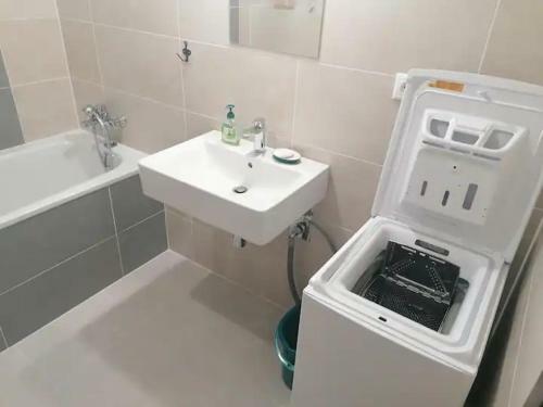 Room For Rent Close To Airport