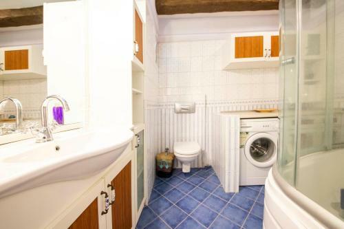 Charming Villa With Shared Pool, Balcony, Terrace And Backyard In Bodrum