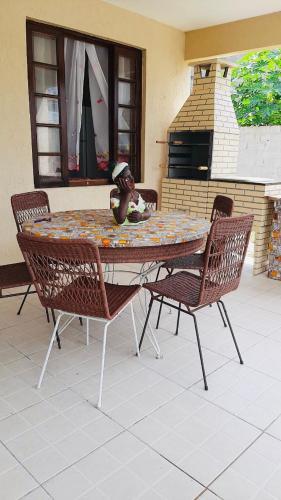 Casa No Per�, Bem Pr�ximo Das Praias E Shopping.